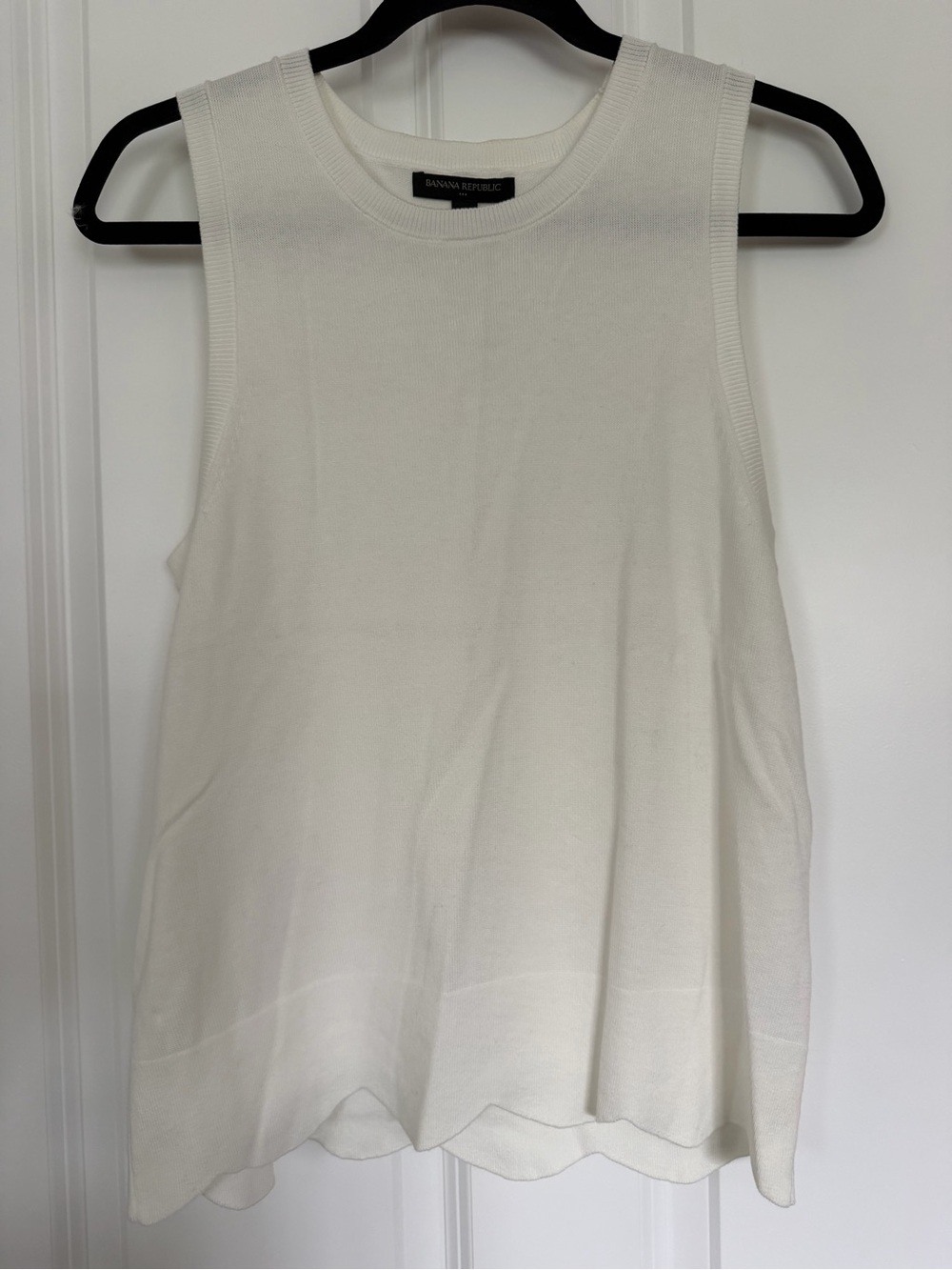 Banana Republic Cream Sleeveless Knit Tank with Scalloped Hem